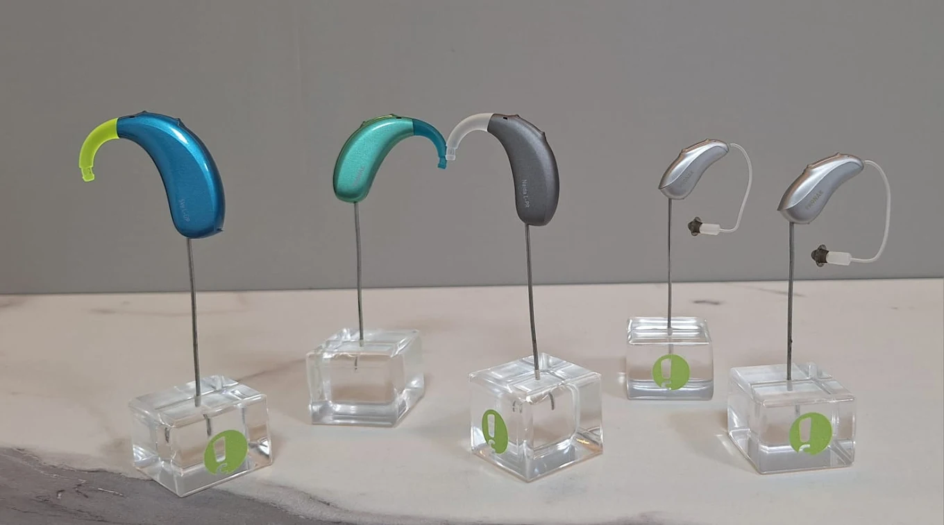 Recepção da FonoClinic: ambiente moderno com tapete personalizado e balcão de mármore